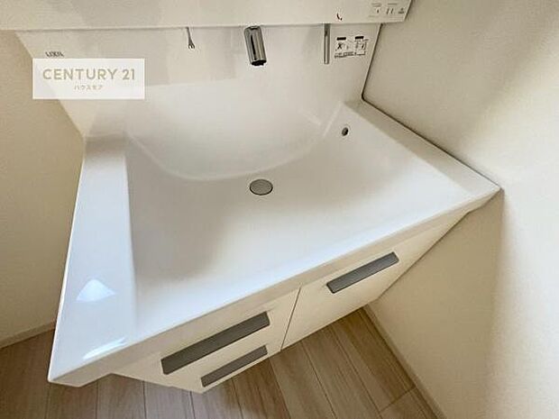 深い洗面台ボウルは、水が跳ねにくいのでお手入れが楽々!清潔感が保てます!キレイな洗面所で自分磨きのモチベーションが上がりますね!