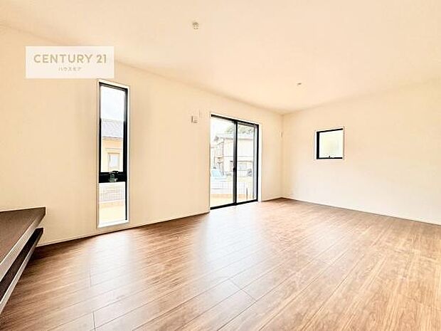 優しい陽だまりがリビングを包んでくれて居心地の良い空間を演出してくれます!くつろぎの時間を過ごせます!