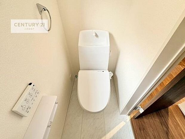 1・2階にトイレがございます!朝の忙しい時間帯も待たずにすみそうですね。白を基調とした清潔感のあるトイレでお手入れがしやすいです!