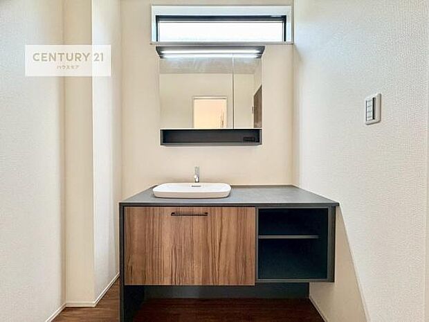 小窓付きの明るい洗面室です!湿気もすぐに入れ替えができて清潔に保つことができます!自然光が差し込むのでお化粧の仕上がりも良くなりますね!