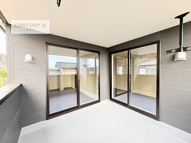 インナーバルコニー!屋根が付いているので、急に雨が降っても濡れにくく安心!強い日差しもカットしてくれるので、お天気の良い日は、お外へ出て深呼吸するのもよさそうです!