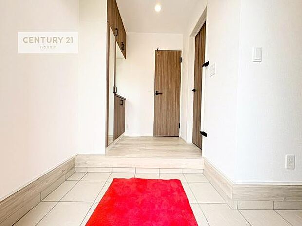 疲れて帰ってきても、ただいま!を言いたくなる、優しく迎え入れてくれる空間になっています。明るく温もり溢れる玄関です!