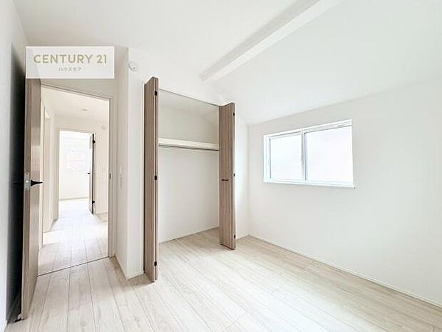 掃き出し窓がないお部屋は、お子様のお部屋としても安心です!収納スペースも充実しているので散らかったお部屋をサッと片付けられます!