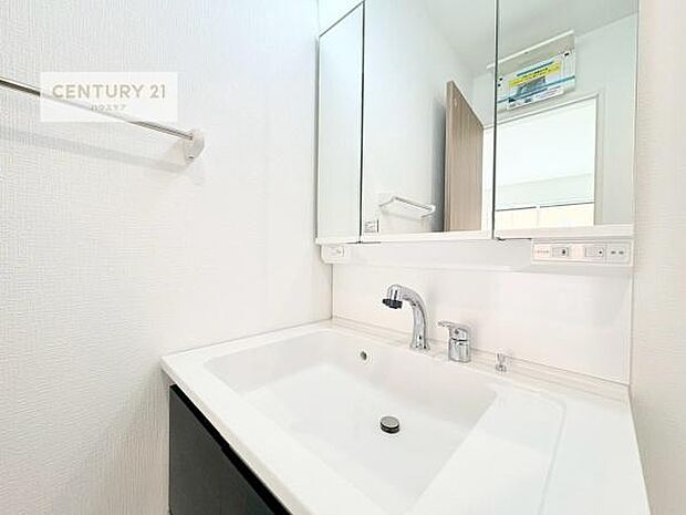 深い洗面台ボウルは、水が跳ねにくいのでお手入れが楽々!清潔感が保てます!キレイな洗面所で自分磨きのモチベーションが上がりますね!