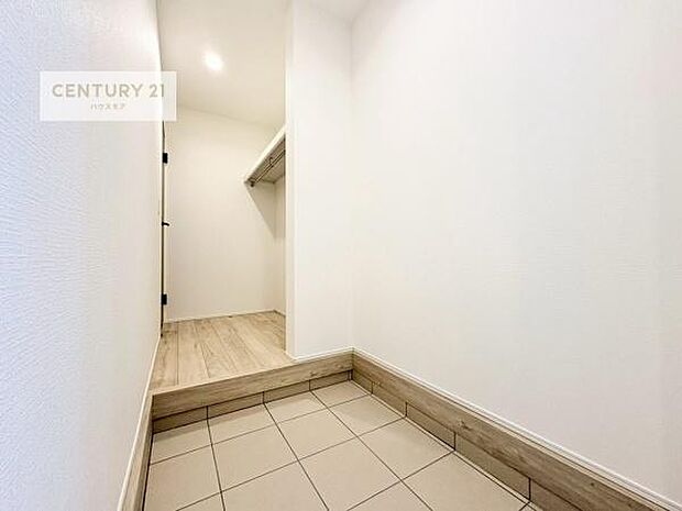 シューズインクローク付きです!シューズだけでなくベビーカーや折り畳み自転車、アウトドア用品もスッキリと片付けられます!リビングに繋がるファミリークロークもございます!