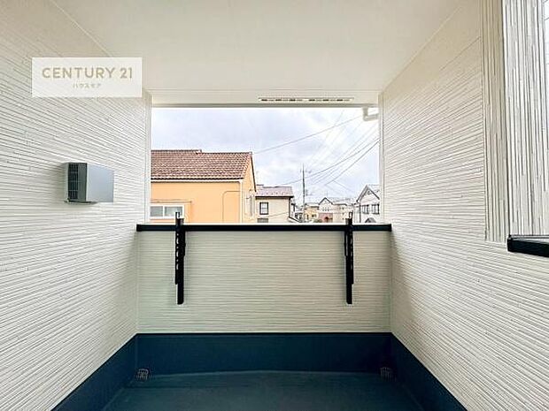 ルーフバルコニー!屋根が付いているので、急に雨が降っても濡れにくく安心!強い日差しもカットしてくれるので、お天気の良い日は、お外へ出て深呼吸するのもよさそうです!