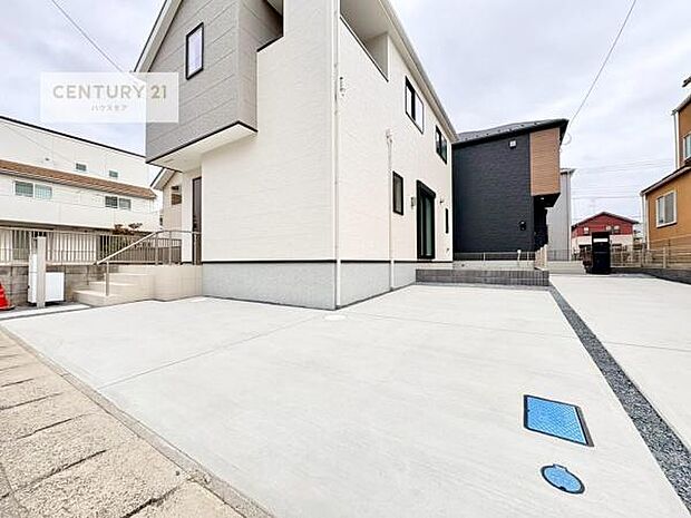 駐車スペースは2台分あります!セカンドカーはもちろん、バイクや自転車なども置き場所に困りません。