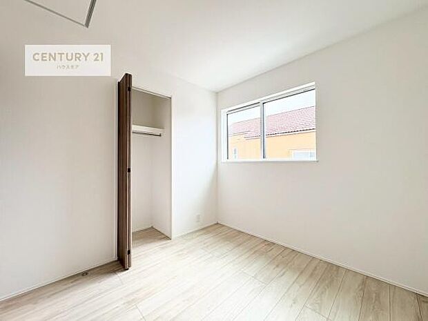 洋室は子供部屋や寝室、色々と用途多彩に利用できますね。収納力もたっぷりなので、広々気持ちよく過ごすことができます。