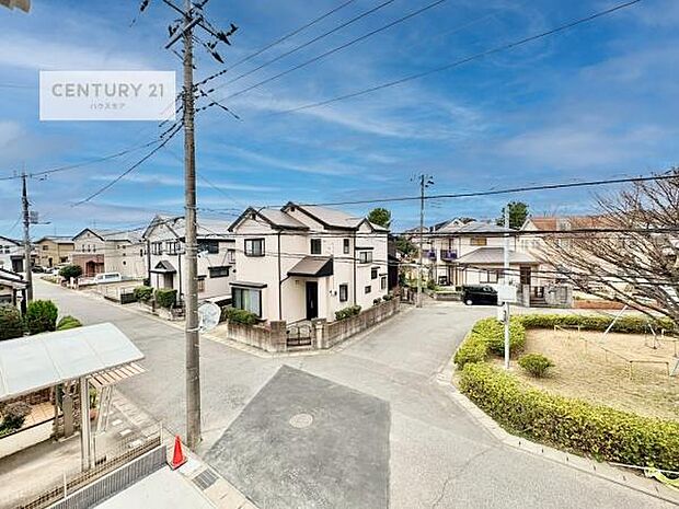 晴れた日には青い空を見渡せる開放的な時間を楽しめます。気持ちの良い風が通り抜ける街並みです!