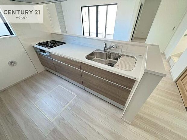 大人気の対面式システムキッチンを採用しています!ご家族のコミュニケーションが自然と増える設計です。お子様にも目が届くので嬉しいですね!広々使えて快適に作業が進みます。