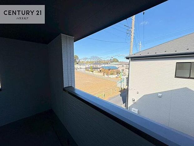 広々としたバルコニーで一日の始まりをスタート!お洗濯ものをたっぷり気持ちよく干せます!