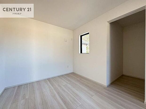 優しい光が差し込む洋室は、朝の目覚めも気持ちが良さそうですね。おうち時間もゆったりと過ごすことができます。