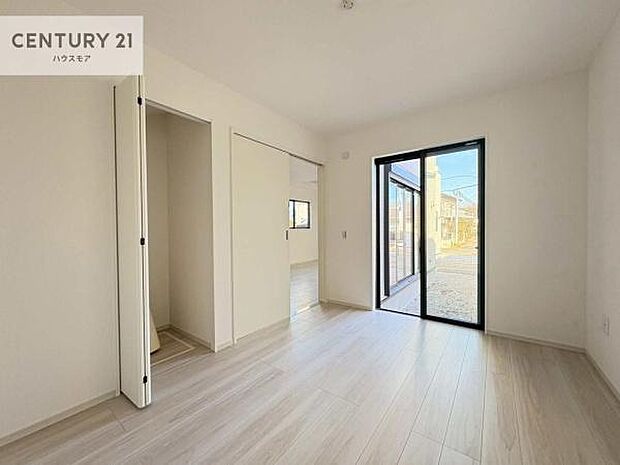 洋室は子供部屋や寝室、色々と用途多彩に利用できますね。収納力もたっぷりなので、広々気持ちよく過ごすことができます。