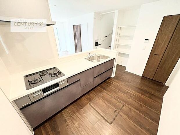 大人気の対面式システムキッチンを採用しています!ご家族のコミュニケーションが自然と増える設計です。お子様にも目が届くので嬉しいですね!広々使えて快適で作業が進みます。