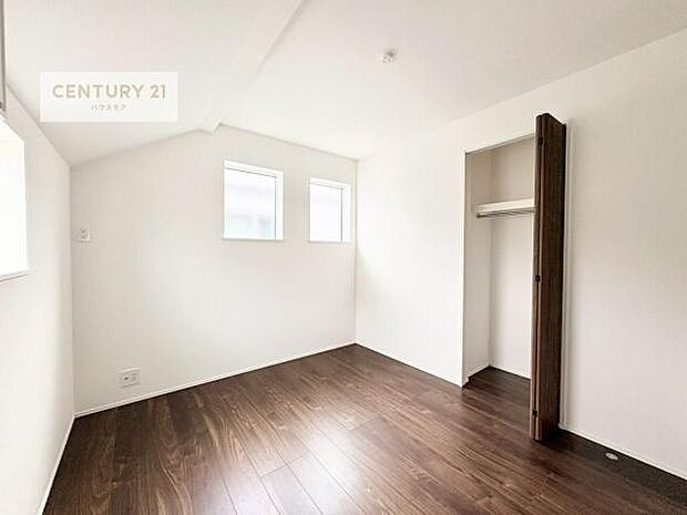 掃き出し窓がないお部屋は、お子様のお部屋としても安心です!収納スペースも充実しているので散らかったお部屋をサッと片付けられます!