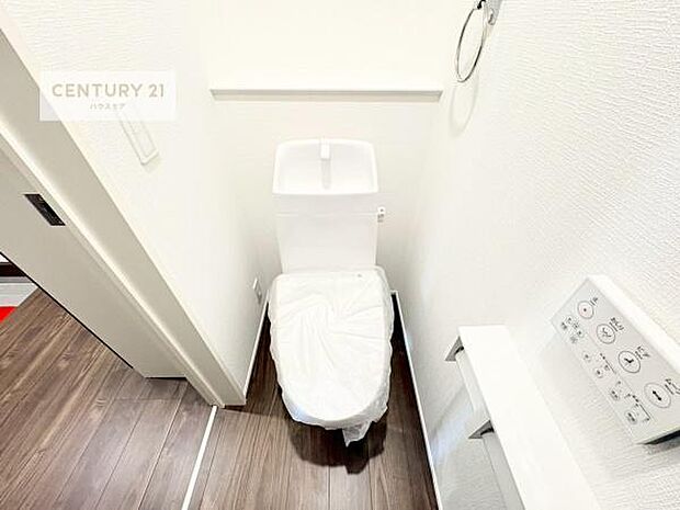 1・2階にトイレがございます!朝の忙しい時間帯も待たずにすみそうですね。白を基調とした清潔感のあるトイレでお手入れがしやすいです!