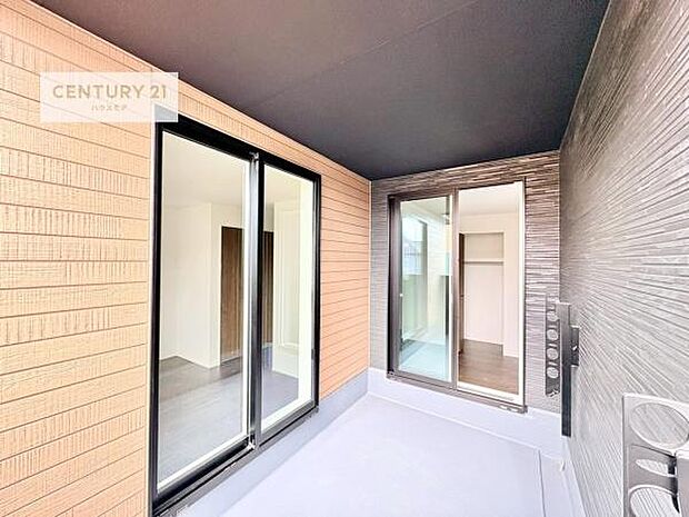 ルーフバルコニー!屋根が付いているので、急に雨が降っても濡れにくく安心!強い日差しもカットしてくれるので、お天気の良い日は、お外へ出て深呼吸するのもよさそうです!