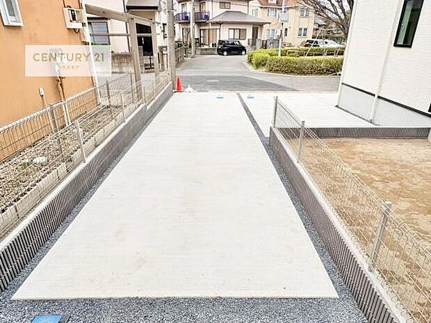 駐車スペースは2台分あります!セカンドカーはもちろん、バイクや自転車なども置き場所に困りません。