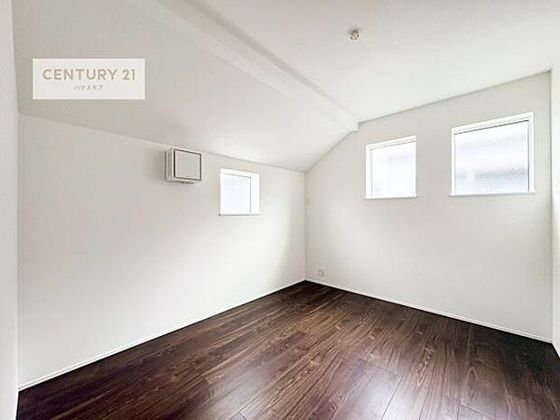 2面採光を確保した明るい室内は、風通しも良く、明るく大変居心地の良い空間となっております。リラックスして過ごせる心地の良いお部屋です!朝の目覚めがスッキリしますね。