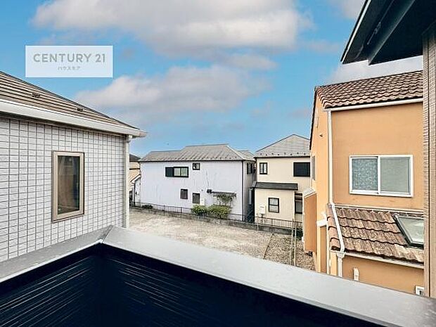 晴れた日には青い空を見渡せる開放的な時間を楽しめます。気持ちの良い風が通り抜ける街並みです!