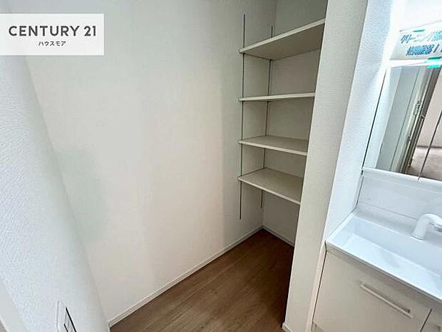 収納たっぷりの洗面室!日用品のストックやバスタオルがスッキリと収納できて取り出しやすい!水回りがスッキリ片付いて気持ちの良い空間!