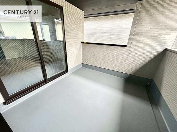 広々としているバルコニーです!お洗濯物を干すのはもちろん風に当たりながらくつろぎタイムが送れます!