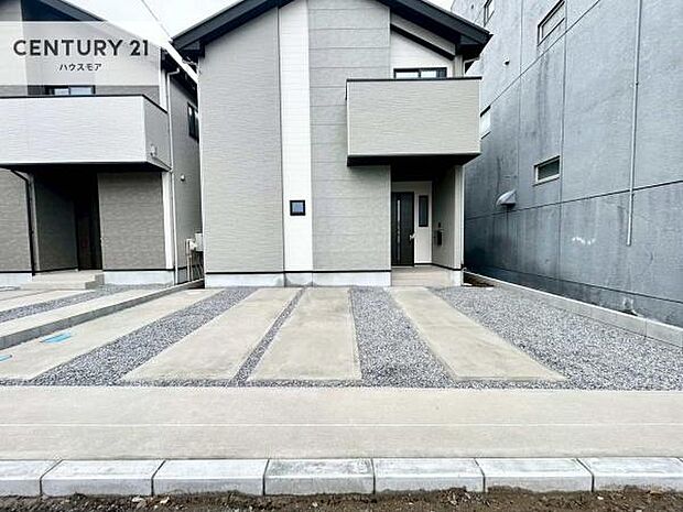 駐車スペースは2台分あります!セカンドカーはもちろん、バイクや自転車なども置き場所に困りません。