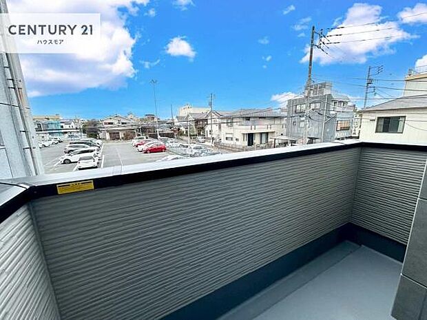 晴れた日には青い空を見渡せる開放的な時間を楽しめます。気持ちの良い風が通り抜ける街並みです!