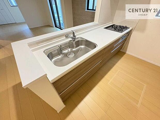 大人気の対面式システムキッチンを採用しています！ご家族のコミュニケーションが自然と増える設計です。お子様にも目が届くので嬉しいですね。広々使えて快適に作業が進みます。