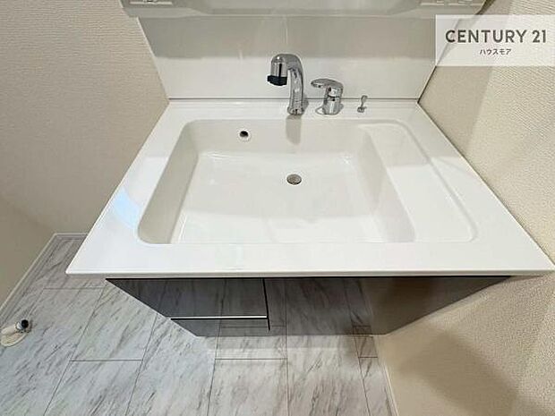 深い洗面台ボウルは、水が跳ねにくいのでお手入れが楽々！清潔感が保てます！キレイな洗面所で自分磨きのモチベーションが上がりますね！