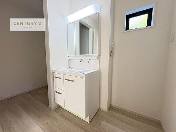 小窓付きの明るい洗面室です!湿気もすぐに入れ替えができて清潔に保つことができます!自然光が差し込むのでお化粧の仕上がりも良くなりますね!