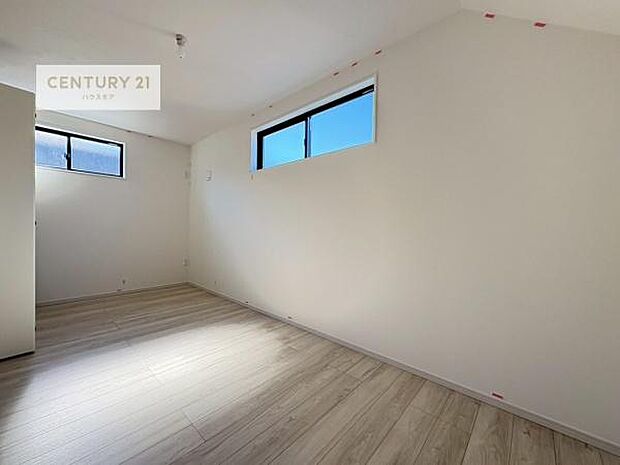 2面採光を確保した明るい室内は、風通しも良く、明るく大変居心地の良い空間となっております。リラックスして過ごせる心地の良いお部屋です！朝の目覚めがスッキリしますね！