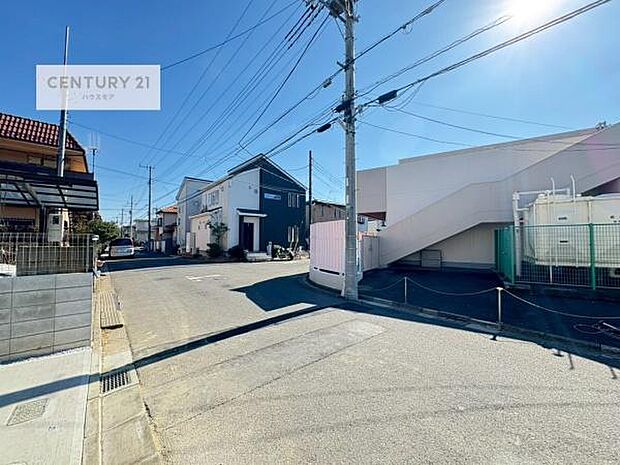 前面道路は6m!陽当り良好な立地です。車庫入れが苦手な方も安心ですね。