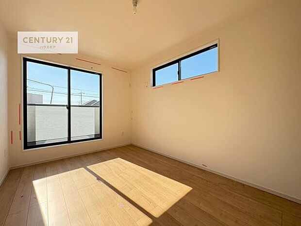 バルコニーに面している洋室です。明るく温もりがあり、換気もしっかりできます！朝起きて、外に出て背伸びをしつつ深呼吸をし良い朝を迎え入れることができます。