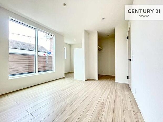 バルコニーに面している洋室です。明るく温もりがあり、換気もしっかりできます!朝起きて、外に出て背伸びをしつつ深呼吸をし良い朝を迎え入れることができます。