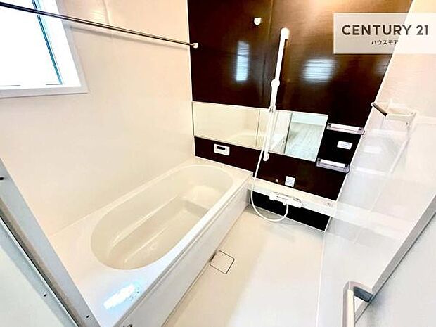 落ち着きある大人の雰囲気のバスルームは、味が出ていてバスタイムが充実!お仕事頑張っているご褒美にお好みの匂いの入浴剤を入れて、楽しんでみてはいかがでしょうか?