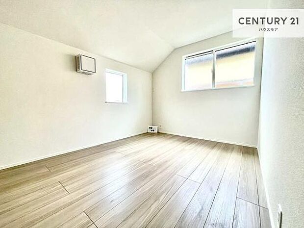 2面採光を確保した明るい室内は、風通しも良く、明るく大変居心地の良い空間となっております。リラックスして過ごせる心地の良いお部屋です!朝の目覚めがスッキリしますね。