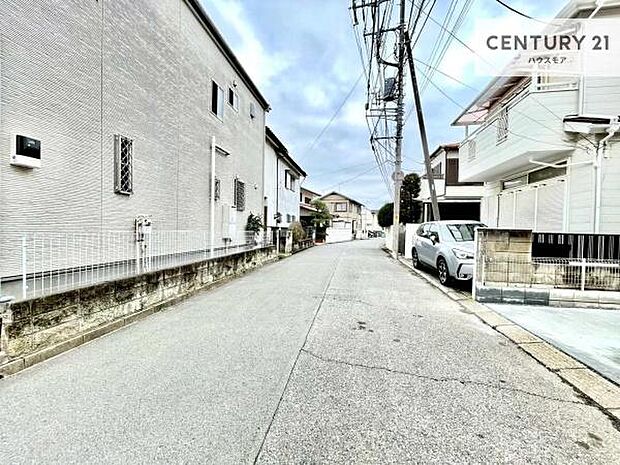 前面道路6m!陽当り良好な立地です。車庫入れが苦手な方も安心ですね。