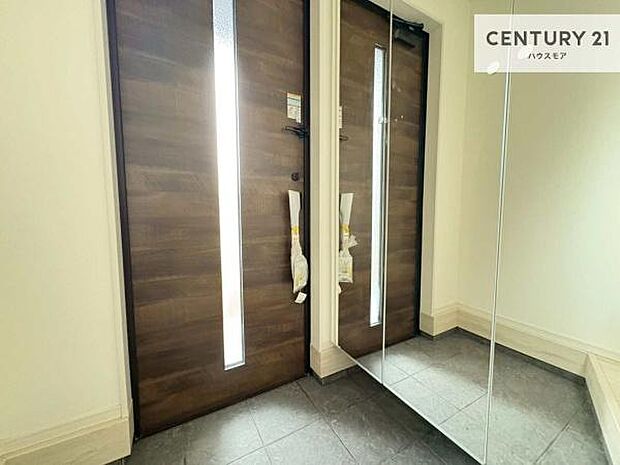 ミラー付きシューズボックス付きなので、玄関が片付きお掃除がしやすいです！スッキリした玄関で戸を開けた瞬間、清潔感のある心地いい空間が出迎えてくれます。