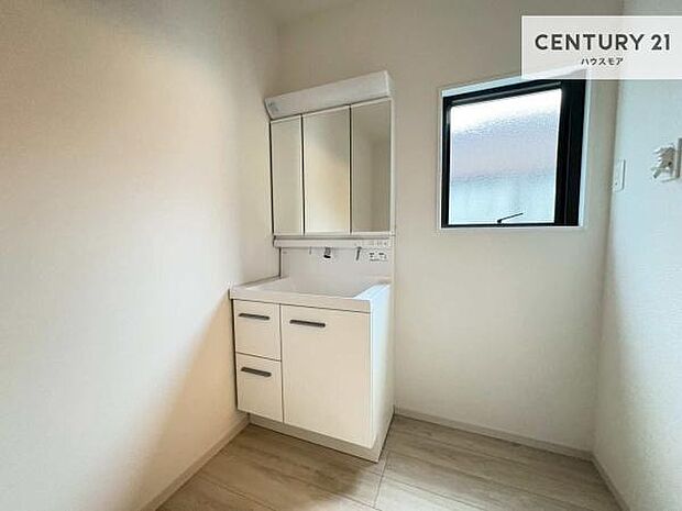 小窓付きの明るい洗面室です！湿気もすぐに入れ替えができて清潔に保つことができます！自然光が差し込むのでお化粧の仕上がりも良くなりますね！