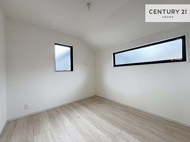 2面採光を確保した明るい室内は、風通しも良く、明るく大変居心地の良い空間となっております。リラックスして過ごせる心地の良いお部屋です！