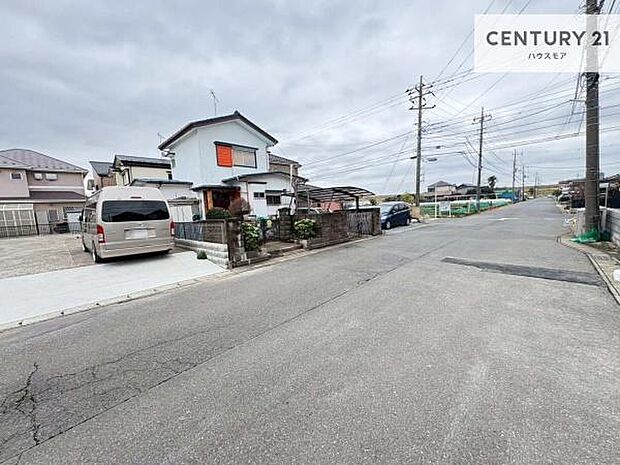 前面道路は4ｍ×7.83ｍ！陽当り良好な立地です。車庫入れが苦手な方も安心ですね。