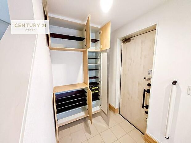 シューズボックス付きなので、玄関が片付きお掃除がしやすいです!スッキリした玄関で戸を開けた瞬間、清潔感のある心地いい空間が出迎えてくれます。