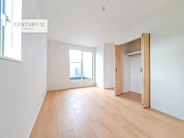 バルコニーに面している洋室です。明るく温もりがあり、換気もしっかりできます!朝起きて、外に出て背伸びをしつつ深呼吸をし良い朝を迎え入れることが出来そうですね!