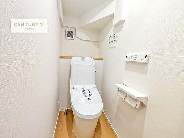 1・2階にトイレがございます!朝の忙しい時間帯も待たずにすみそうですね。白を基調とした清潔感のあるトイレでお手入れがしやすいです!