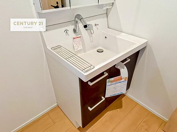 深い洗面台ボウルは、水が跳ねにくいのでお手入れが楽々!清潔感が保てます!キレイな洗面所で自分磨きのモチベーションが上がりますね!