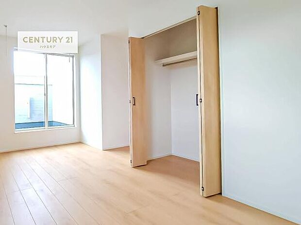 たっぷりの収納スペースで、暮らしがすっきり整う住まい。家族の荷物もきれいに片付き、毎日を快適に過ごせます。