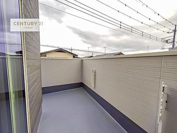 広々としているバルコニーです!お洗濯物を干すのはもちろん風に当たりながらくつろぎタイムが送れます!