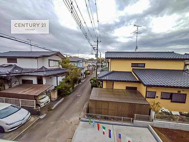 落ち着きある住宅街です!周囲には高い建物がなく、空が広く開放感があり、陽当たりを大きく遮られることもありません!気持ちの良い風が通り抜ける街並みです!