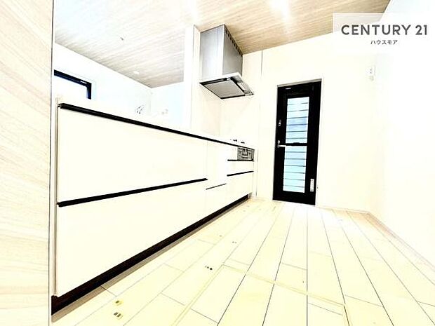 勝手口のあるキッチンは、暮らしにゆとりをもたらす嬉しい仕様。室内にニオイがこもりにくく、快適な住環境を保てます。